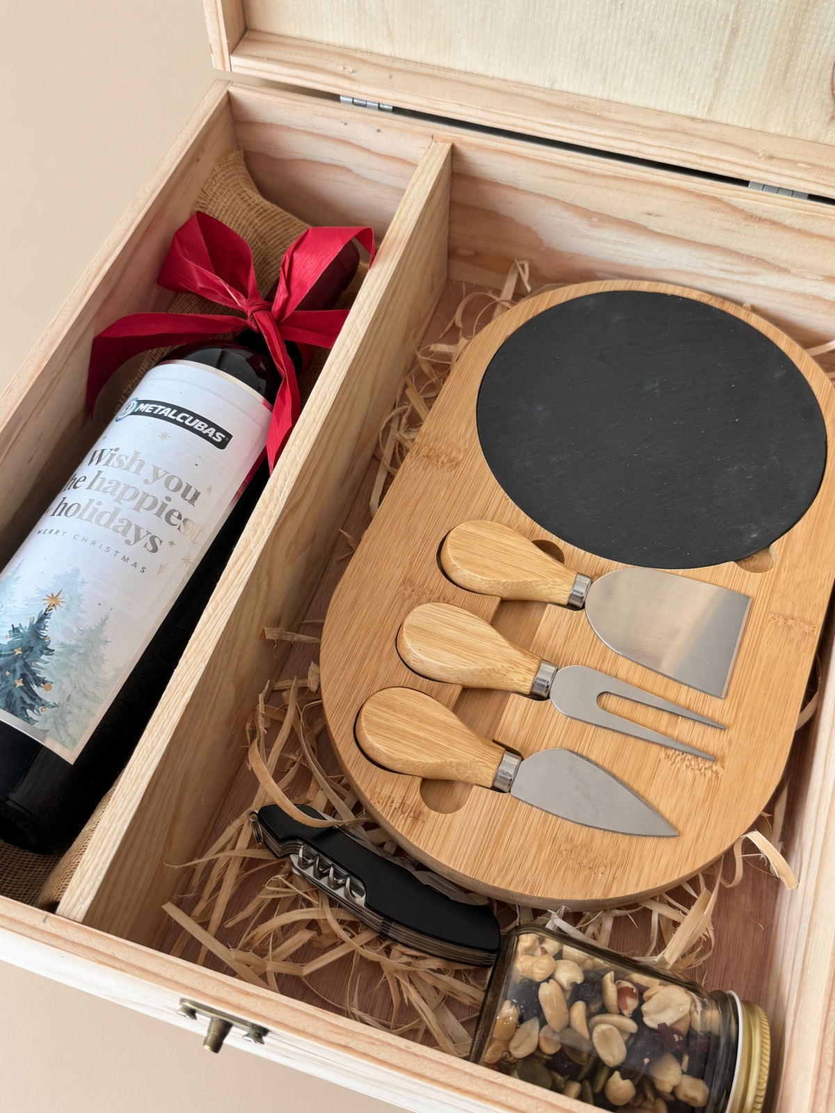 Caja de madera con vino y tabla