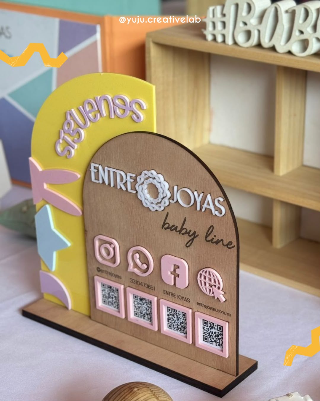 Letrero QR de acrílico y madera Entre Joyas
